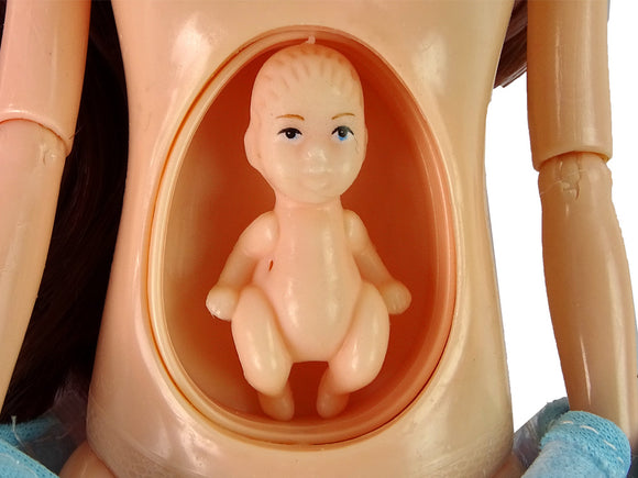 Poupée bébé en robe bleue enceinte