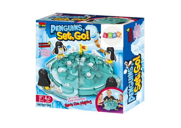 Penguin football frappez le ballon iceberg