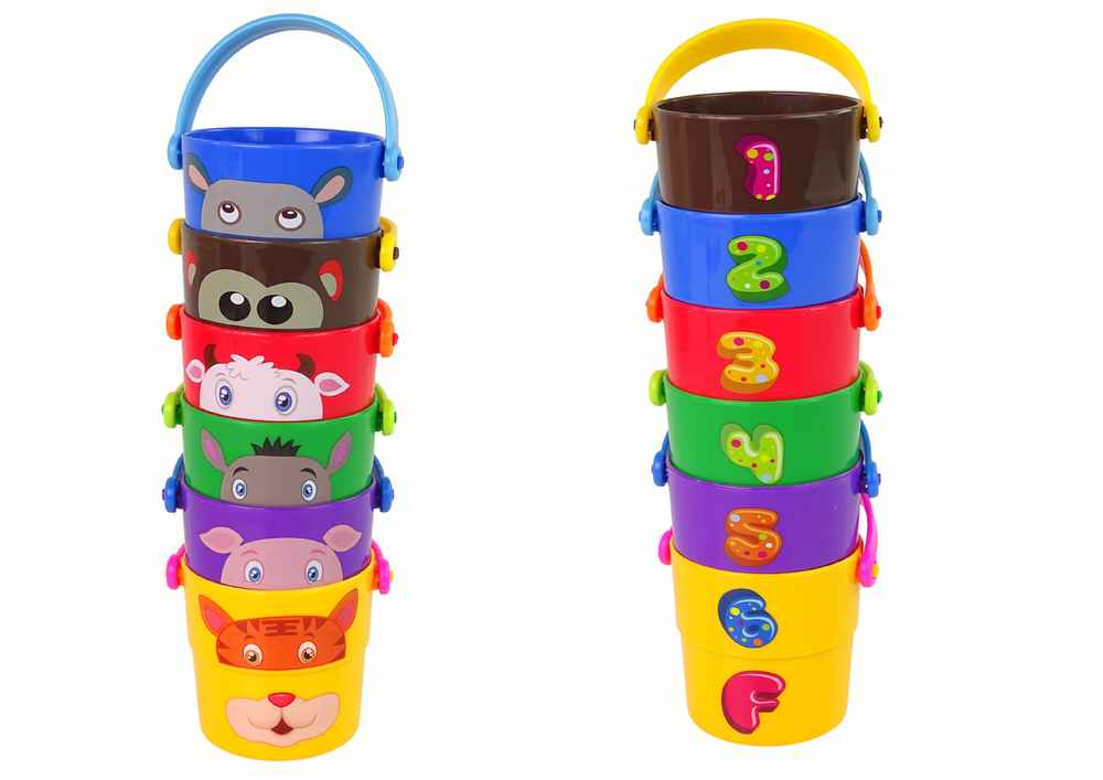 Un ensemble de seaux colorés avec des animaux - une pyramide