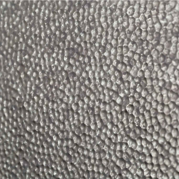 Panneau mural 3D Profhome 3D 705048 Lamina Crosshatch Silver Panneau décoratif gaufré avec un dessin abstrait brillant argent 1,7 m2