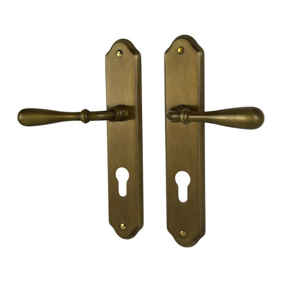2 poignées de porte sur plaque CARINA, Trou de cylindre - entrée - bureau - service, Finition laiton patiné, Entraxe standard 195 mm