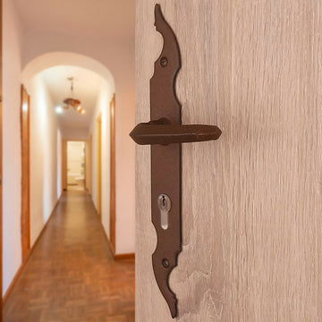 2 poignées de porte sur plaque CELTIQUE, Trou de cylindre - entrée - bureau - service, Finition acier aspect fer forgé rouille, Entraxe standard 195 mm
