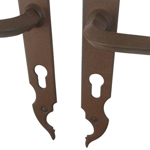 2 poignées de porte sur plaque CELTIQUE, Trou de cylindre - entrée - bureau - service, Finition acier aspect fer forgé rouille, Entraxe standard 195 mm