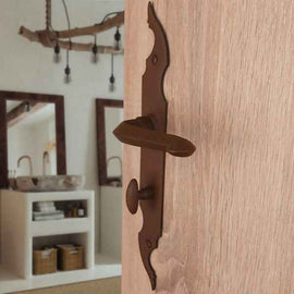 2 poignées de porte sur plaque CELTIQUE, Verrou de condamnation pour salle de bain/WC, Finition acier aspect fer forgé rouille, Entraxe standard 195 mm