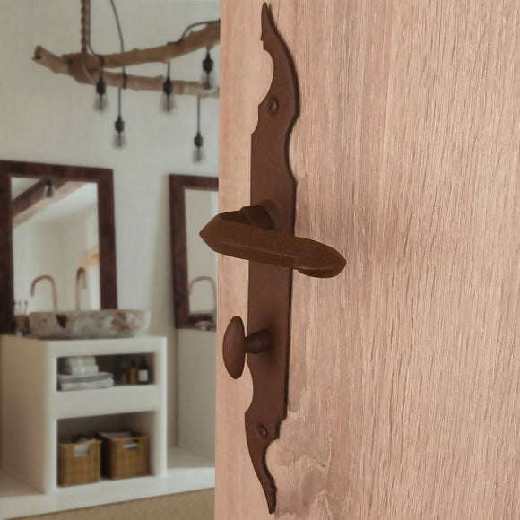 2 poignées de porte sur plaque CELTIQUE, Verrou de condamnation pour salle de bain/WC, Finition acier aspect fer forgé rouille, Entraxe standard 195 mm