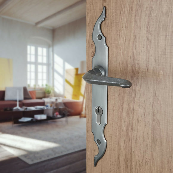 2 poignées de porte sur plaque fine CELTIQUE, Trou de cylindre - entrée - bureau - service, Finition acier aspect fer patiné rouille, Entraxe standard 195 mm