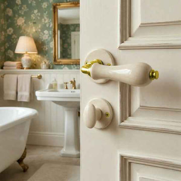 2 poignées sur rosaces rondes LIZON, Verrou de condamnation pour salle de bain/WC, Porcelaine beige craquelé, Finition coude en Laiton poli doré