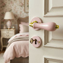 2 poignées sur rosaces rondes LIZON, Entrée de clé pour chambre, Porcelaine rose, Finition coude en Laiton poli doré
