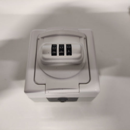 Ecost customer return Kopp BlueElectric 109802008 SurfaceMounted Wet Room Protective Contact Socket