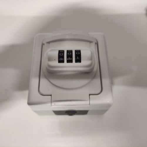 Ecost customer return Kopp BlueElectric 109802008 SurfaceMounted Wet Room Protective Contact Socket