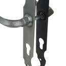 2 poignées de porte sur plaque fine CELTIQUE, Trou de cylindre - entrée - bureau - service, Finition acier aspect fer patiné rouille, Entraxe standard 195 mm
