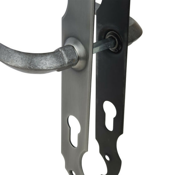 2 poignées de porte sur plaque fine CELTIQUE, Trou de cylindre - entrée - bureau - service, Finition acier aspect fer patiné rouille, Entraxe standard 195 mm