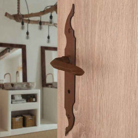 2 poignées de porte sur plaque CELTIQUE, Verrou de condamnation pour salle de bain/WC, Finition acier aspect fer forgé rouille, Entraxe standard 195 mm