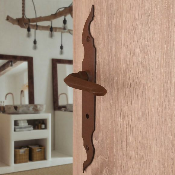 2 poignées de porte sur plaque CELTIQUE, Verrou de condamnation pour salle de bain/WC, Finition acier aspect fer forgé rouille, Entraxe standard 195 mm